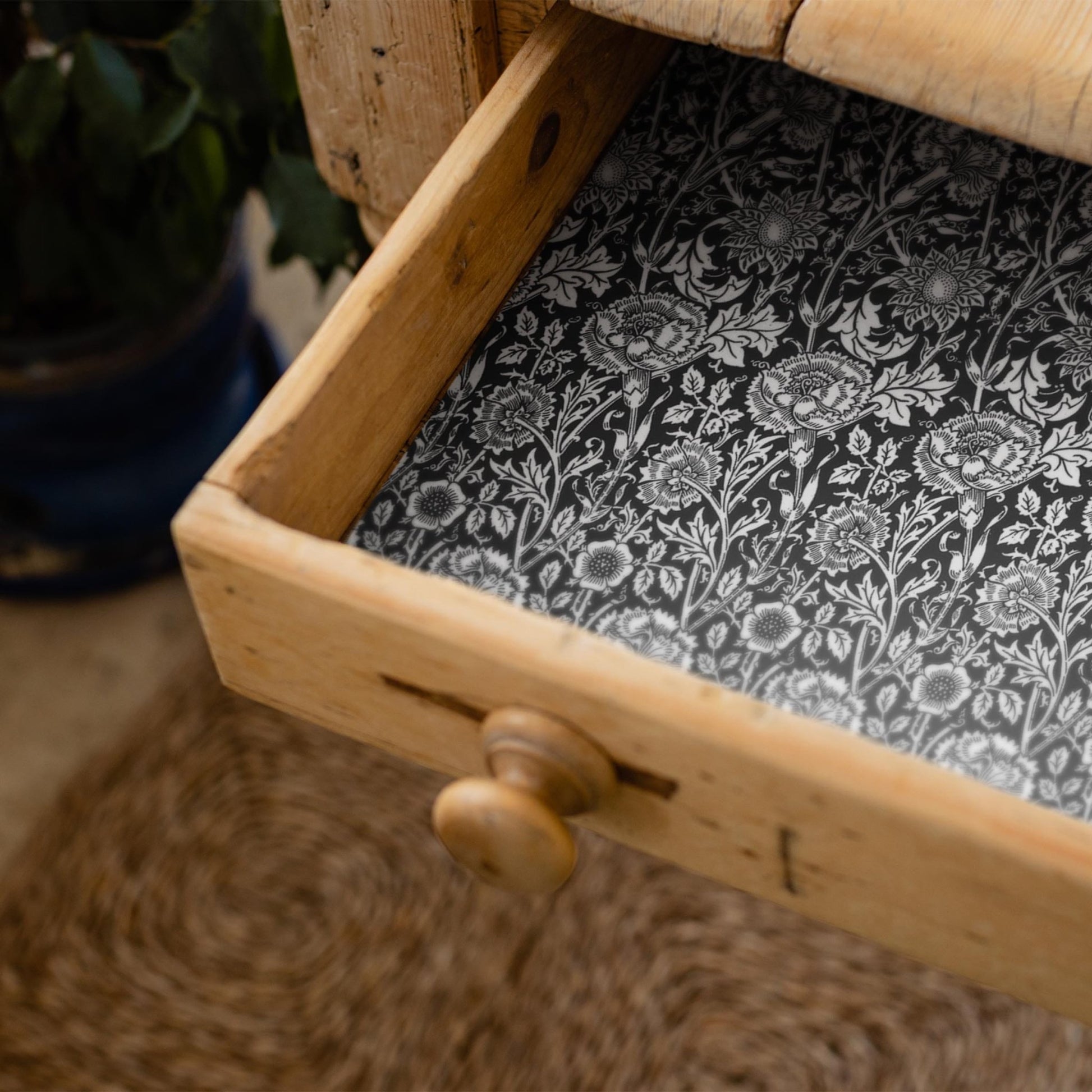 SANDALWOOD SCENTED Drawer Liners in BLACK William Morris Design - Scented Drawer Liners - The Master Herbalist