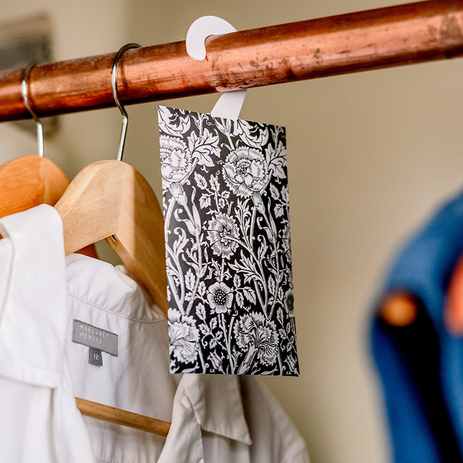 SANDALWOOD Scented Wardrobe Freshener in a WILLIAM MORRIS Design in BLACK | Pack of 2